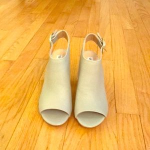 NWOT Steve Madden stone gray heels/sandals